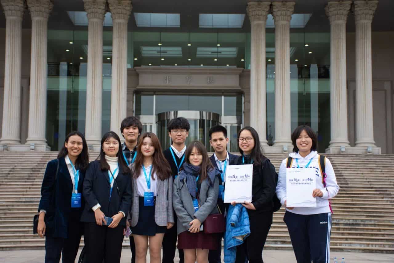 心有猛虎、细嗅蔷薇的经济学人们 4 evelyn lim 01