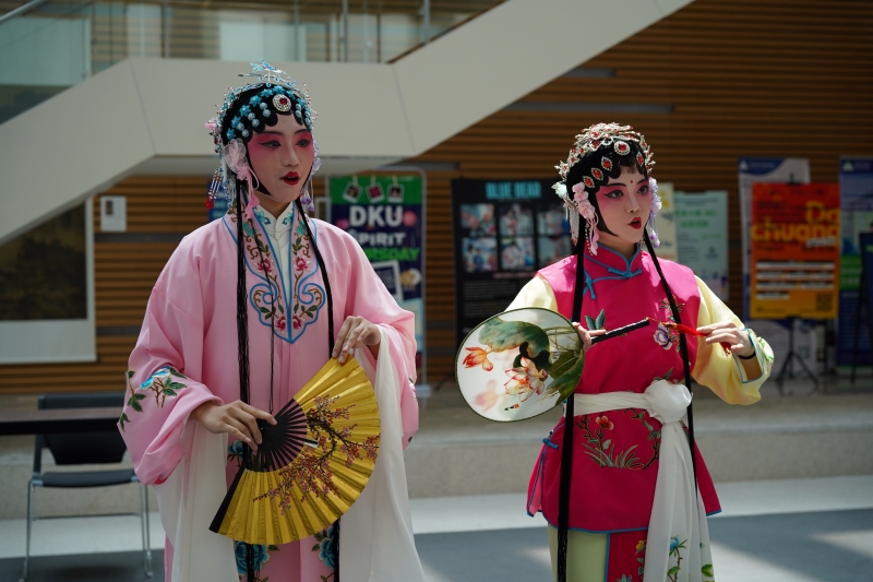Flash mobs, Kunqu opera and improv at Arts and Music Festival 12 DSC01649