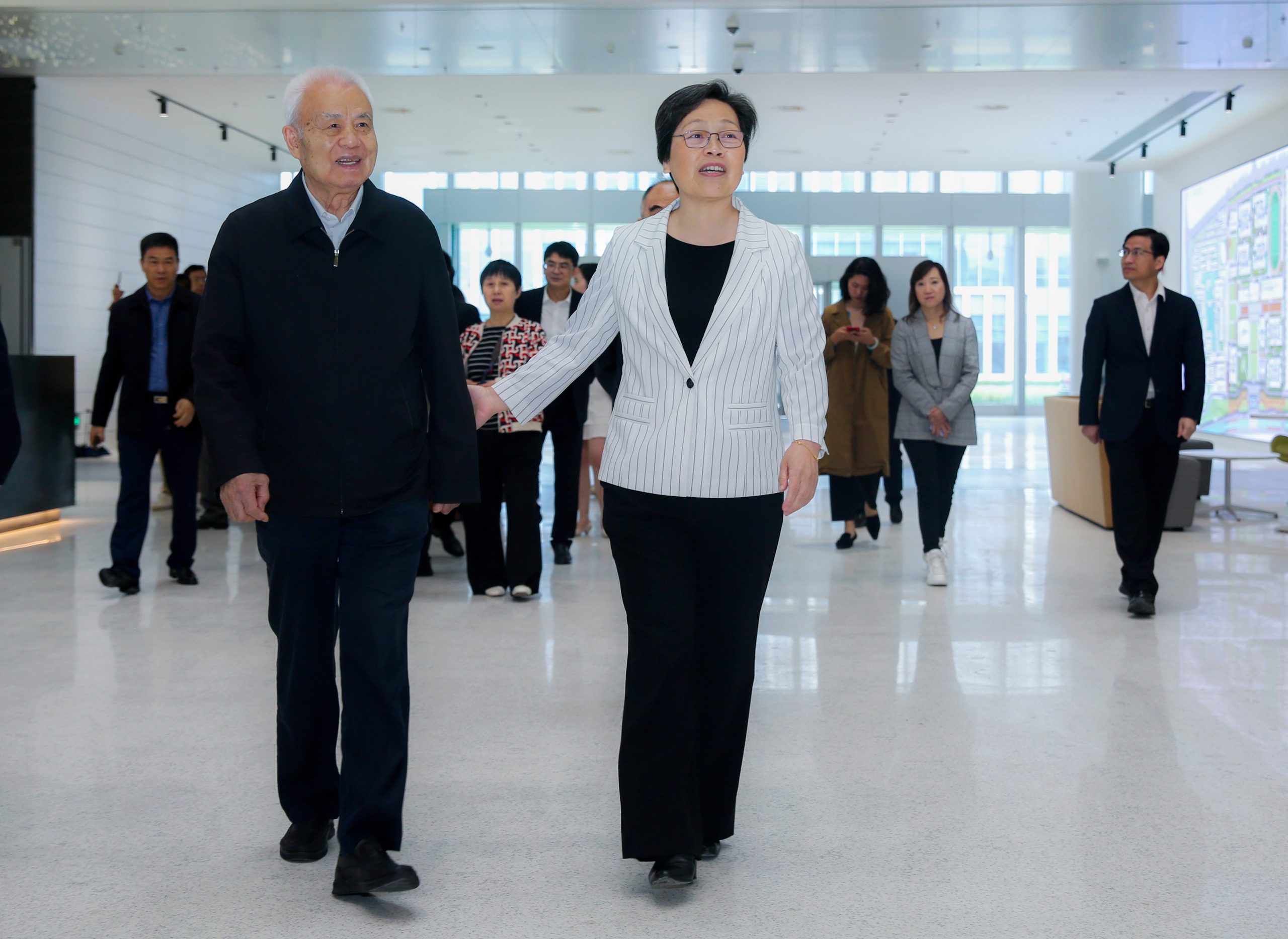 新起点新跨越 昆杜师生员工迈入二期校园 10 WechatIMG77 scaled