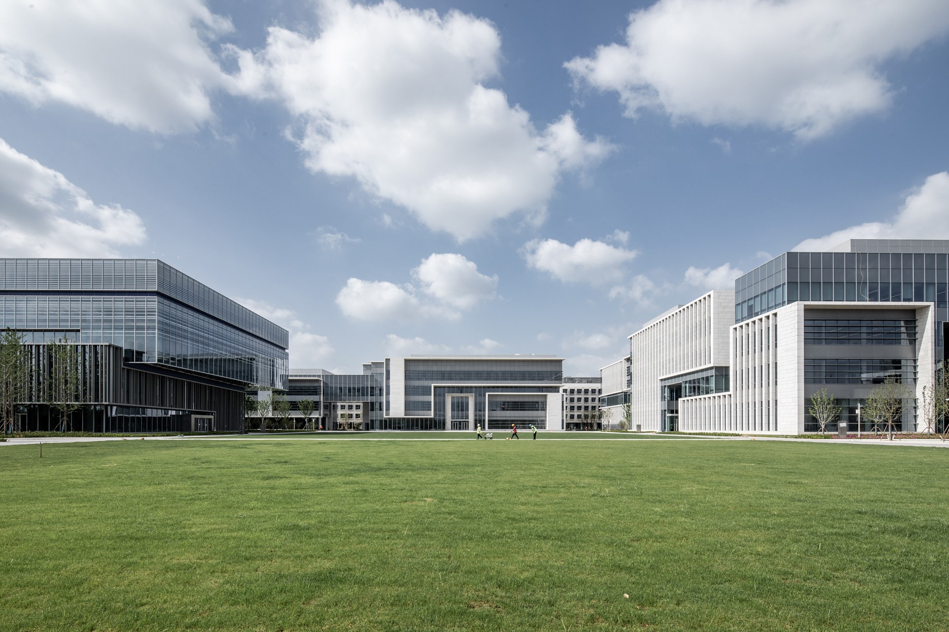 新起点新跨越 昆杜师生员工迈入二期校园 11 first steps around duke kunshans stunning new phase 2 campus cn05