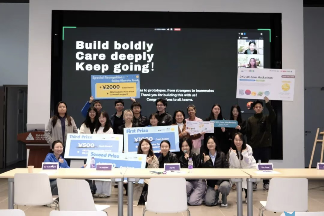 09_hackathon_group.png