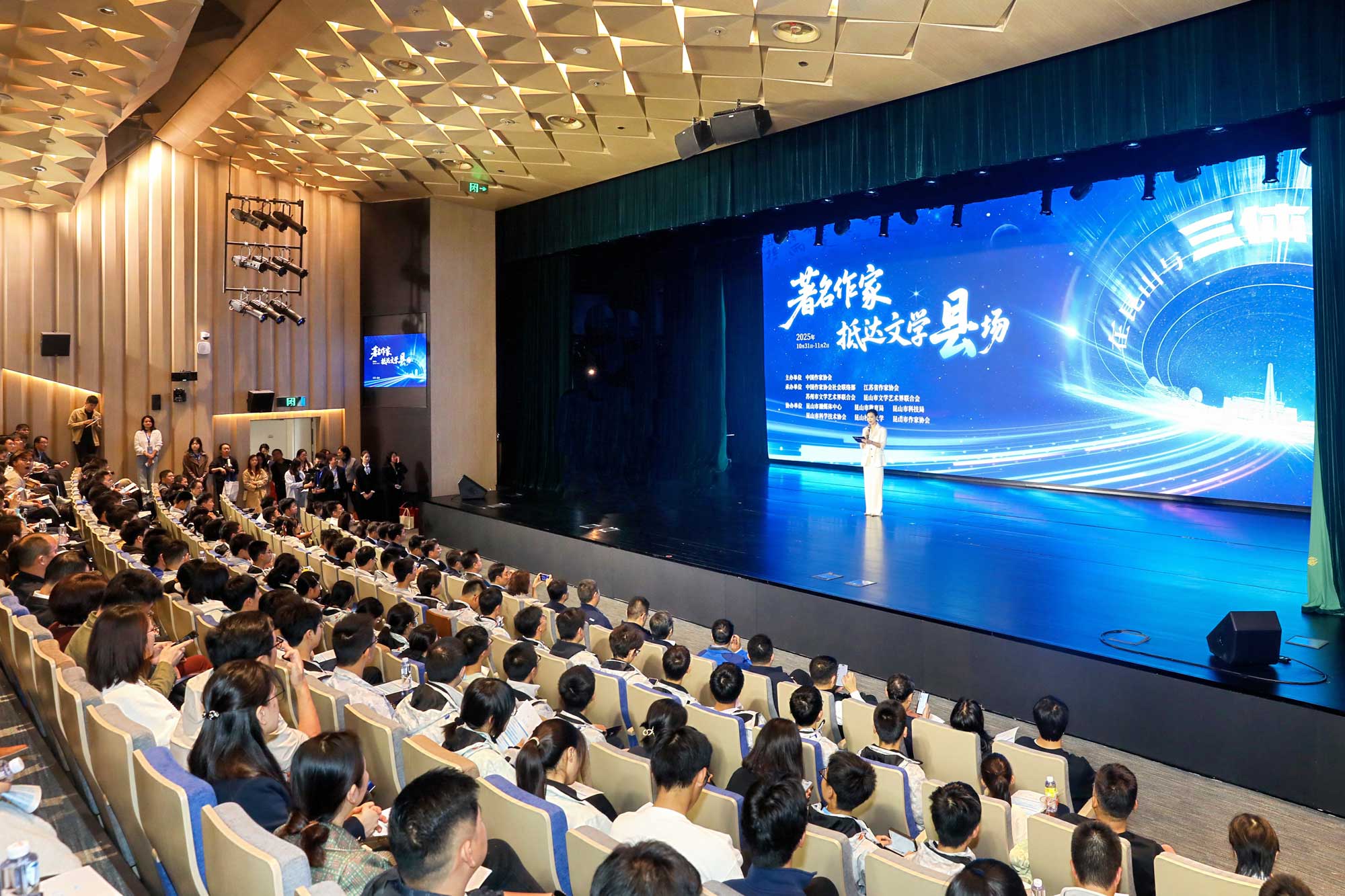 刘慈欣走进昆山杜克大学:仰望星空,探讨科幻与未来 5 Liu Cixin at DKU 2