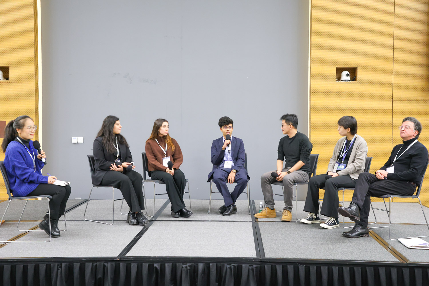 昆山杜克大学教学展示年会成功举办 3 DKU explores generational and technological divides at annual teaching showcase 11 1