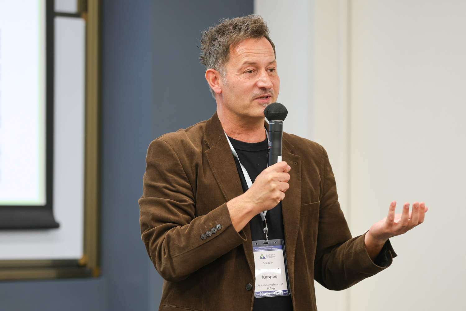 昆山杜克大学教学展示年会成功举办 6 DKU explores generational and technological divides at annual teaching showcase 4 1